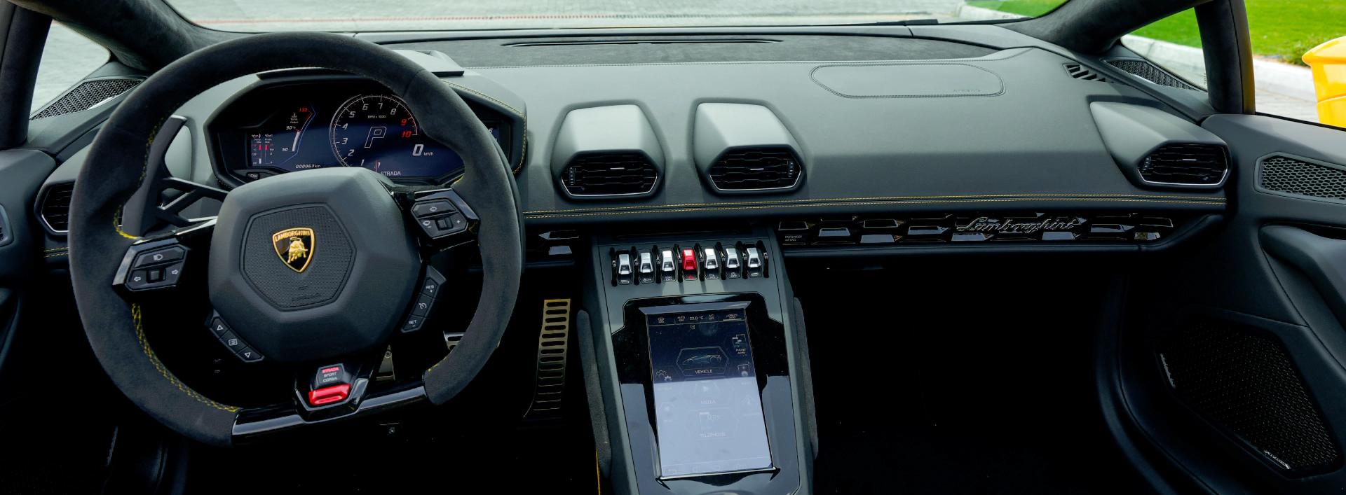 CONNECT WITH YOUR HURACÁN EVO SPYDER